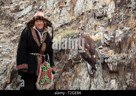 Bayan Ulgii, Mongolei, 3. Oktober 2015: Kasachische eagle Jäger mit seinem Adler in den Bergen ausruhen Stockfoto