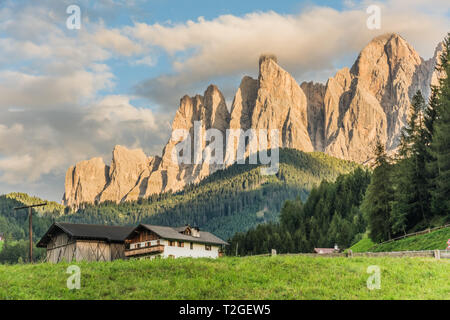 Wunderbare Landschaft von Santa Magdalena Dorf in Dolomiten, Italien Stockfoto