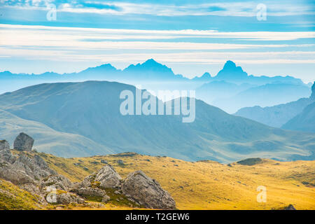 2-in-1-Berge Landschaft Hintergrund der Dolomiten, Italien Stockfoto