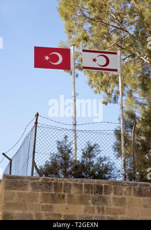 Türkische Flagge an der UN-Pufferzone in Zypern - grüne Linie in Nikosia. Zypern Stockfoto