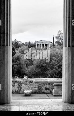 Blick auf den Tempel des Apollon Patroos durch die Spalten von Stoa des Attalos (Stoa des Attalos) in Athen, Griechenland Stockfoto