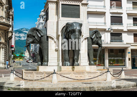 Chambery (Savoyen, Frankreich): Brunnen der Elefanten im Zentrum der Stadt. *** Local Caption *** Stockfoto