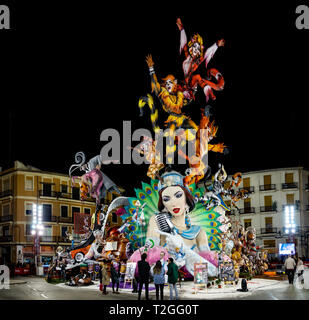 VALENCIA, Spanien - 18. März: Gesamtansicht eines 'Jerusalem' Conventao Falla mit Touristen für "Las Fallas" (die "Brände" in Valencia) Ausstellung, die am 1. März Stockfoto