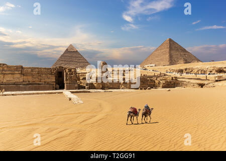 Die großen Pyramiden, der Sphinx und den Tempel Eingang in Gizeh, Ägypten. Stockfoto