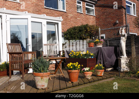 Holz GARTEN TERRASSE TERRASSE IM FRÜHLING Stockfoto