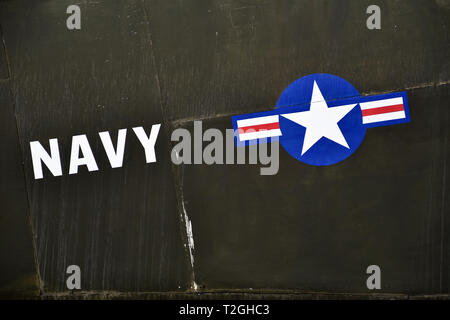 Marine Symbol auf der Seite des alten amerikanischen Flugzeug aus Vietnam Krieg. USA Armee Symbol auf Metall Hintergrund. Stockfoto