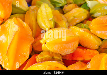 Karambolen Obst oder Früchte Stern für Verkauf in Markt mit Gelb, Orange und Grün Töne gestapelt Stockfoto