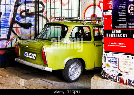 Klassische grüne Trabant geparkt in Plovdiv, Bulgarien Stockfoto