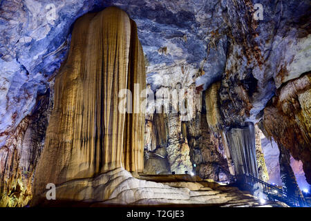 Beeindruckende geologische Formen im Paradies Höhle in der Nähe von Phong Nha, Vietnam. Kalkstein Höhle voller Stalaktiten und Stalagmiten. Stockfoto