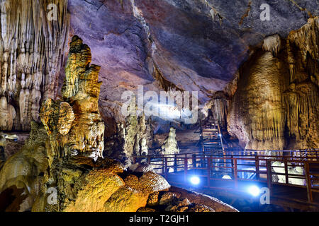 Beeindruckende geologische Formen im Paradies Höhle in der Nähe von Phong Nha, Vietnam. Kalkstein Höhle voller Stalaktiten und Stalagmiten. Stockfoto