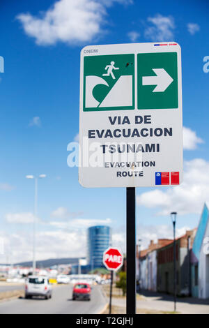 Ein tsunami Evacuation route Zeichen in Punta Arenas, Chile. Stockfoto