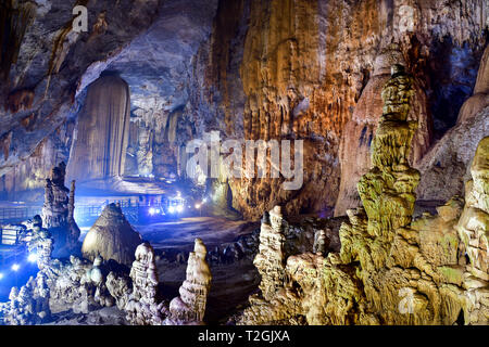 Beeindruckende geologische Formen im Paradies Höhle in der Nähe von Phong Nha, Vietnam. Kalkstein Höhle voller Stalaktiten und Stalagmiten. Stockfoto