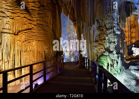 Beeindruckende geologische Formen im Paradies Höhle in der Nähe von Phong Nha, Vietnam. Kalkstein Höhle voller Stalaktiten und Stalagmiten. Stockfoto