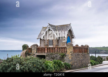 Ein viktorianisches Torheit bekannt als ein Parson's Kapelle mit Blick auf Gyllyngvase Beach in Falmouth in Cornwall. Stockfoto