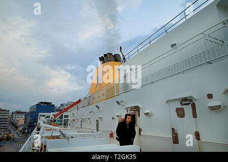 Der Hafen von Piräus: 3. März. Einzelne männliche Beifahrer Wandern auf dem Deck der Blue Star Fähre. 3. März 2019, Piräus, Griechenland Stockfoto