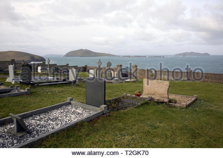 Ein Blick auf die Blasket Inseln aus einem Friedhof in Dunquin auf dem irischen Festland Stockfoto