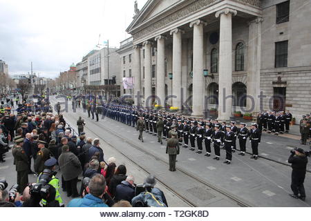 Soldaten beteiligen sich an der Osterfeierlichkeiten außerhalb des GPO in Dublin zu Ehren des 1916 Ostern gegen Großbritannien steigende Stockfoto