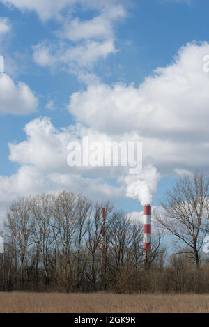 Landschaft mit siekierki Power Station an einem sonnigen Tag Stockfoto