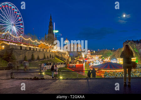 Edinburgh Weihnachtsbeleuchtung und Festlichkeiten, Mond, Princes Street Gardens, Schottland, Großbritannien. Stockfoto