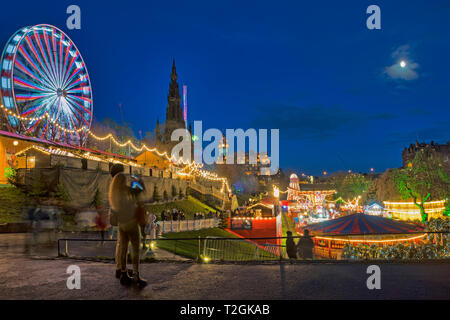 Edinburgh Weihnachtsbeleuchtung und Festlichkeiten, Mond, Princes Street Gardens, Schottland, Großbritannien. Stockfoto