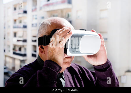 Nahaufnahme eines alten weißen Mann mit einem Virtual reality Headset im Freien Stockfoto
