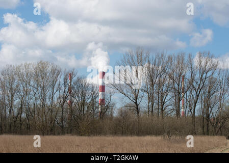 Landschaft mit siekierki Power Station an einem sonnigen Tag Stockfoto
