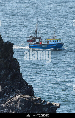 Fischerboot loyaler Partner PZ 30 dampfenden Vergangenheit Goose Island vor der Küste von Newquay Cornwall. Stockfoto