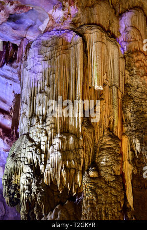 Beeindruckende geologische Formen im Paradies Höhle in der Nähe von Phong Nha, Vietnam. Kalkstein Höhle voller Stalaktiten und Stalagmiten. Stockfoto