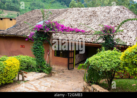 Eingang zu Mahagoni Federn Safari Lodge in der Nähe des Bwindi Impenetrable Forest National Park im Südwesten von Uganda, Ostafrika Stockfoto