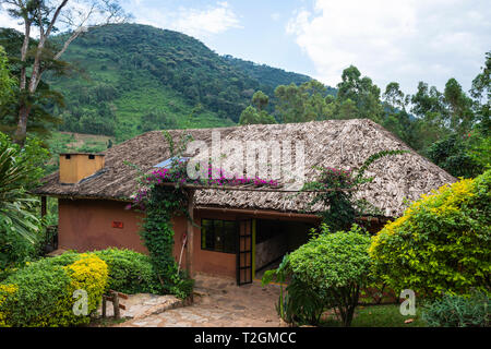 Eingang zu Mahagoni Federn Safari Lodge in der Nähe des Bwindi Impenetrable Forest National Park im Südwesten von Uganda, Ostafrika Stockfoto