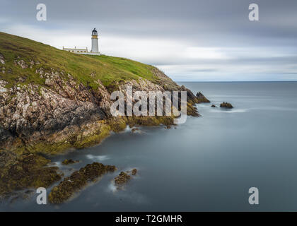 Eine lange Exposition von Tiumpan Head Lighthouse an einem bewölkten Tag, Isle of Harris, Äußere Hebriden, Schottland, UK Stockfoto