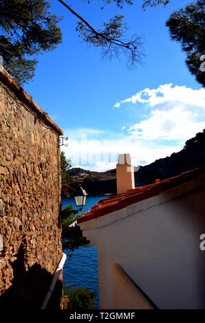 Einen herrlichen Blick auf Cala Sa Tuna an der Costa Brava Girona, Stockfoto