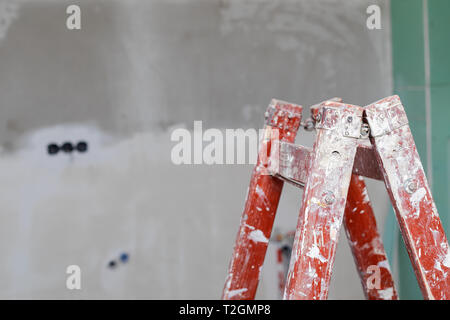 Bild eines unfertigen Wohnung, Leiter, Betonwände - neues Haus in Bau Stockfoto