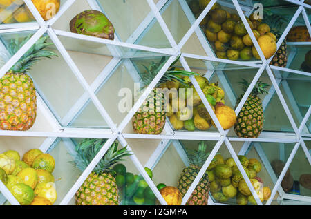 Regal voller Frische tropische Früchte Saft Stockfoto