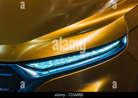 Nahaufnahme Detail Aufnahme der Scheinwerfer von modernem Luxus Sportwagen. Vorderansicht des Supercar. Motor sport Hintergrund Konzept. Stockfoto