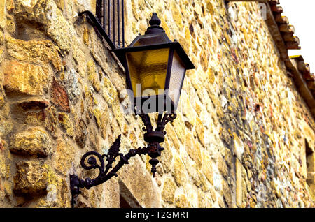 Foto zentriert auf den Charme der strassenlaternen in der Stadt Pals de Girona geschmiedet Stockfoto