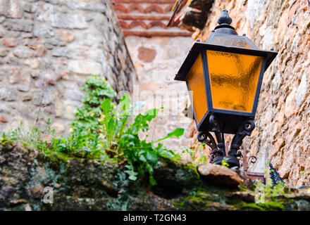 Foto zentriert auf den Charme der strassenlaternen in der Stadt Pals de Girona geschmiedet Stockfoto