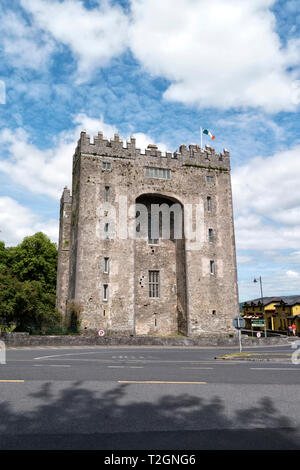 Bunratty Castle ist eine große aus dem 15. Jahrhundert und das Tower House in der Grafschaft Clare, Irland. Stockfoto
