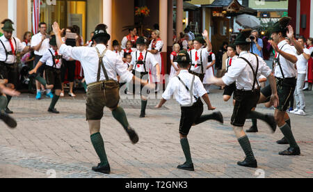 St. Wolfgang im Salzkammergut, Österreich - 13.Juli 2017: Traditionelle österreichische Volkstänzen auf Straßen mit traditionellen kleidung kleider Stockfoto