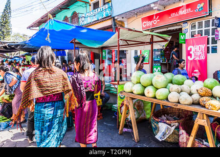 Santiago Atitlan See, Lake Atitlan, Guatemala - 8. März 2019: Markttag in größte Maya-stadt am Atitlan See im guatemaltekischen Hochland. Stockfoto