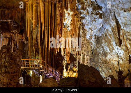 Erstaunlich geologischen Formen in Tien Phong Nha, Sohn in der Nähe von Vietnam. Kalkstein Höhle voller Stalaktiten und Stalagmiten. Stockfoto