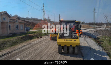 Boljevac, Serbien - April 02, 2019: Asphalt Maschinen bis auf der Strecke und Arbeitnehmer zu Beginn aufsteigend die Straße nach Boljevac, Serbien Stockfoto