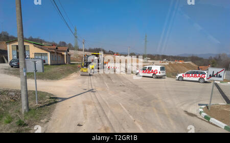 Boljevac, Serbien - April 02, 2019: Asphalt Maschinen bis auf der Strecke und die Arbeitnehmer bereit, den Weg zur Boljevac, Serbien zu starten Stockfoto