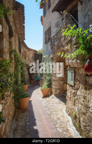 Eze, Frankreich, 5. September 2018: Eindruck von der engen Gassen in der Altstadt des malerischen mittelalterlichen französischen Dorf Eze Stockfoto