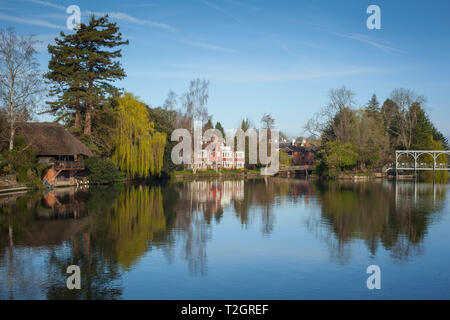 Reflexionen in der Themse oberhalb der Wehr in Marsh Lock in der Nähe von Henley-on-Thames. Stockfoto