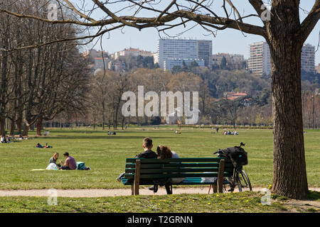 LYON, Frankreich, 28. März 2019: Auf einem sonnigen Frühling Nachmittag im Parc de la Tête d'Or, der größten Stadt Park in Europa. Stockfoto