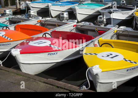 Mehrfarbige Sportboote an Hobbs Werft in Henley-on-Thames Stockfoto