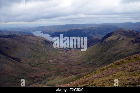 Ullswater, Glencoyne Tal und die Wainwright Sheffield Hecht aus Glencoyne Kopf im Nationalpark Lake District, Cumbria, England, UK. Stockfoto