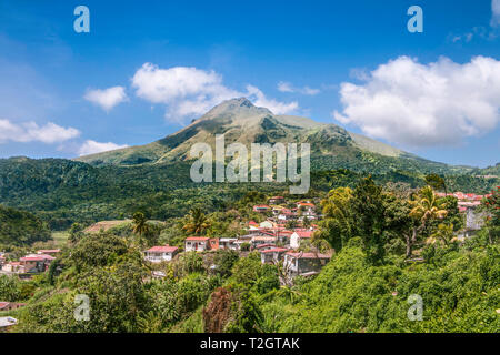 Mount Pelée steht über die Vororte von Saint-Pierre in Martinique in den Französischen Antillen. Stockfoto