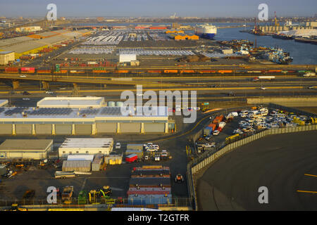 NEWARK, NJ-30 Mar 2019 - Luftbild des New Jersey Turnpike und Port Newark in Elizabeth, in der Nähe von Newark Liberty International Airport (EWR). Stockfoto